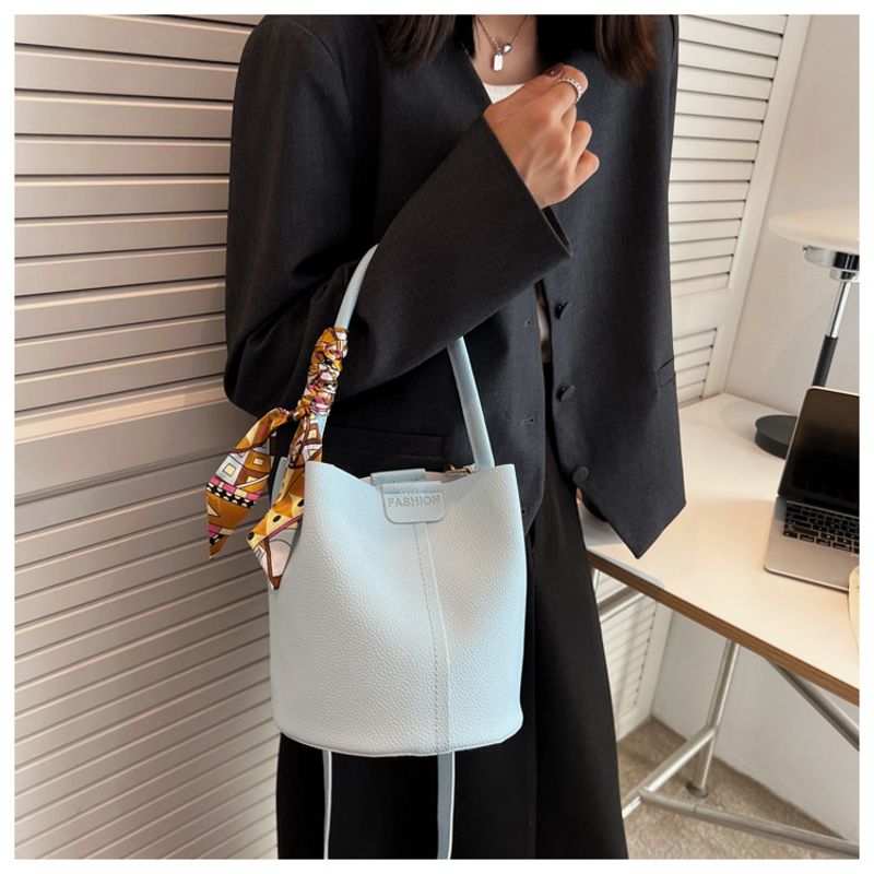 Nuovo per le donne alla moda e di alta qualità sciarpa di seta semplice borsa a tracolla secchiello tenuta a mano_voghion.com