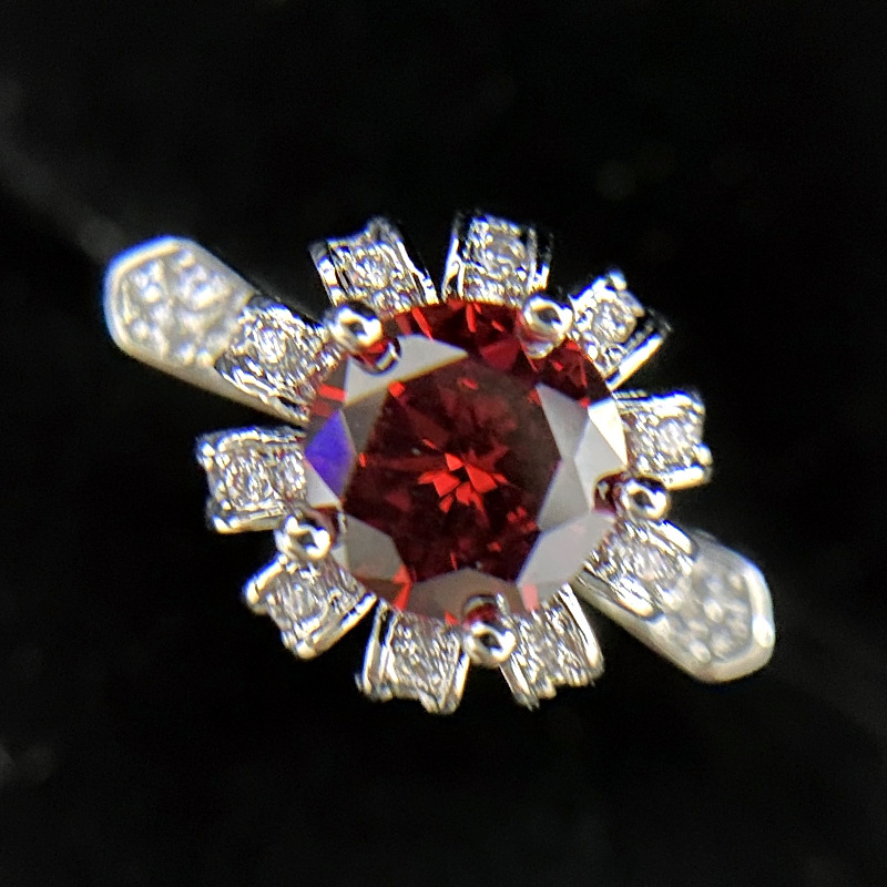 Versa Classic Light Luxury Red Crown da donna placcato oro con diamanti simulati, piccolo design a spalla alta, sposa dea_voghion.com