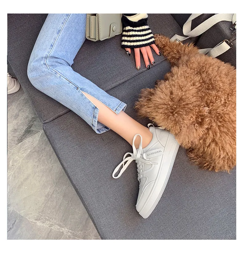 Scarpe sportive casual versatili, con fondo piatto e basso taglio in vera pelle e rete per traspirabilità e comfort._voghion.com