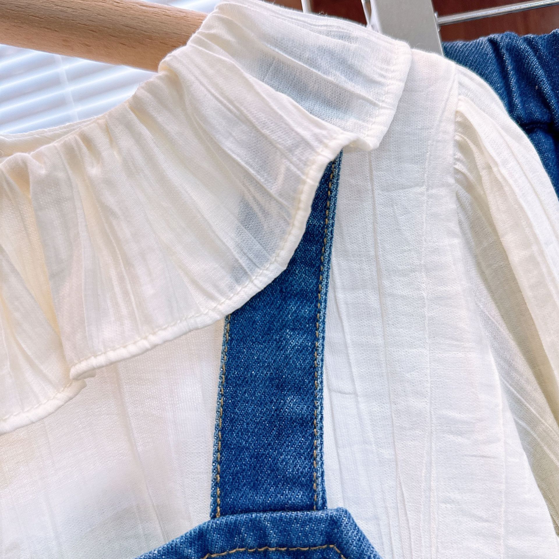 Mutter & Kinder 2024 Frühjahr und Herbst neue Mädchen süße Lotusblatt Kragen Hemd plus Denim Hosenträger dreiteiligen Anzug_voghion.com