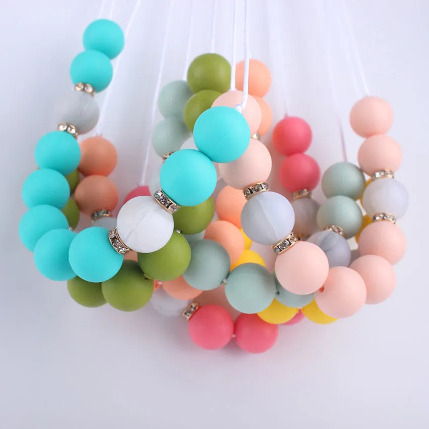 Colar de amamentação de silicone com correntes de madeira com cordão de nylon acetinado e fecho de segurança para amamentação, preto e branco_voghion.com