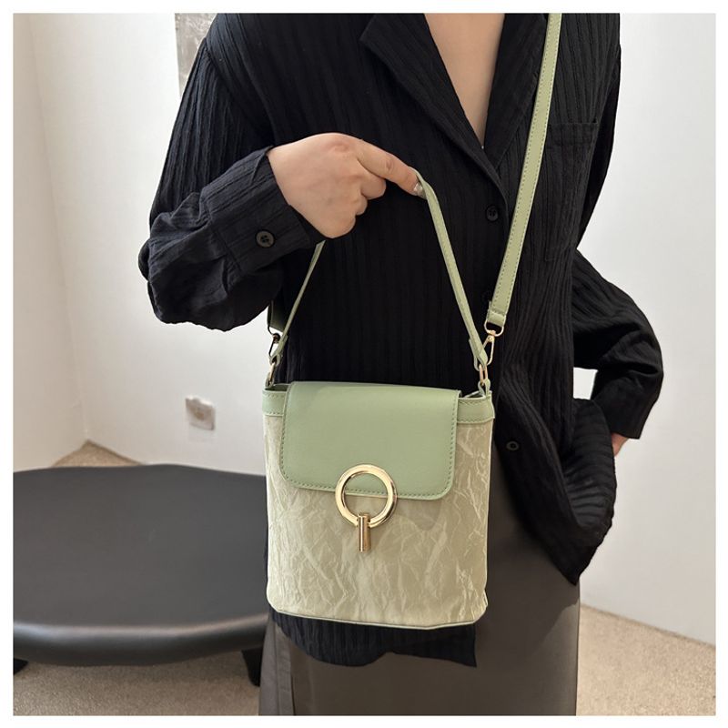 Handheld frauen mit stiolle spleißen kontrast farbe eimer urlaub 2024 frühjahr/sommer neue umhängetasche, trendy_voghion.com