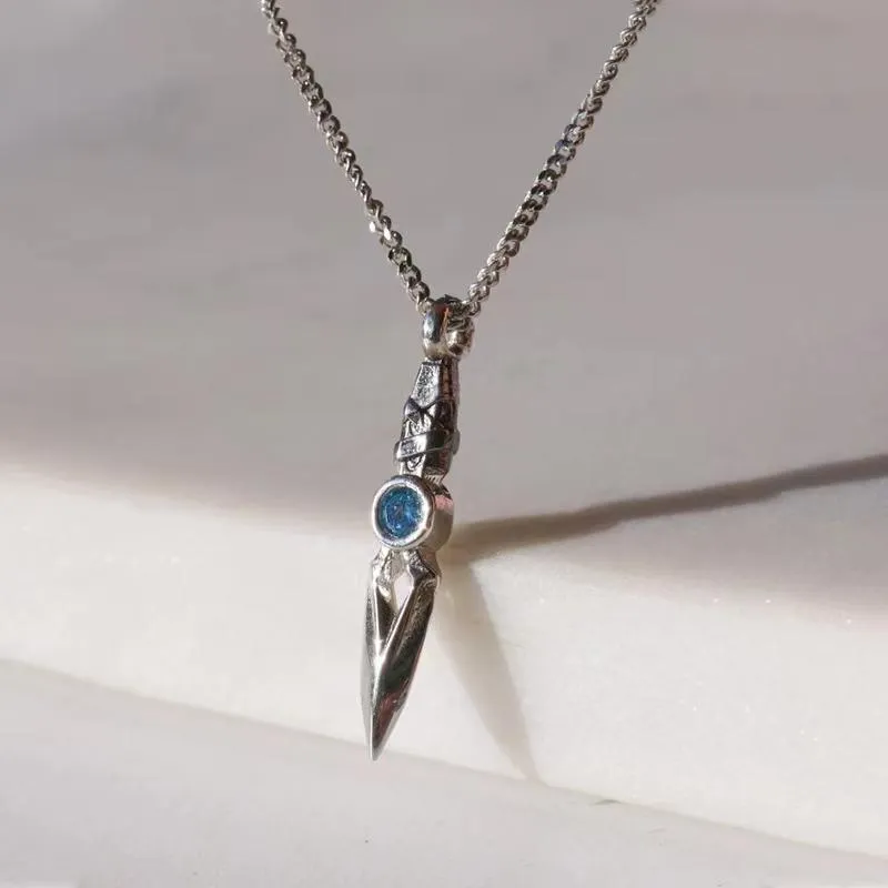 Collier avec pendentif en forme de poignard incrusté de zircone cubique bleue pour hommes et femmes, bijoux exquis pour joueurs_voghion.com