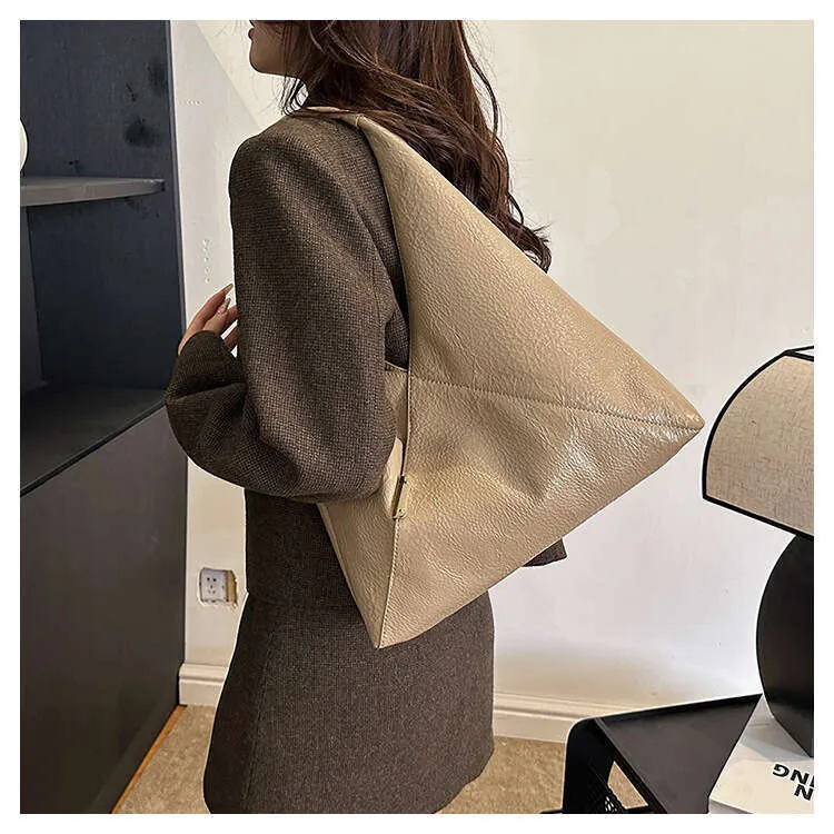 2024 Nouveau sac à bandoulière de style simple et cool à la mode avec triangle portable_voghion.com