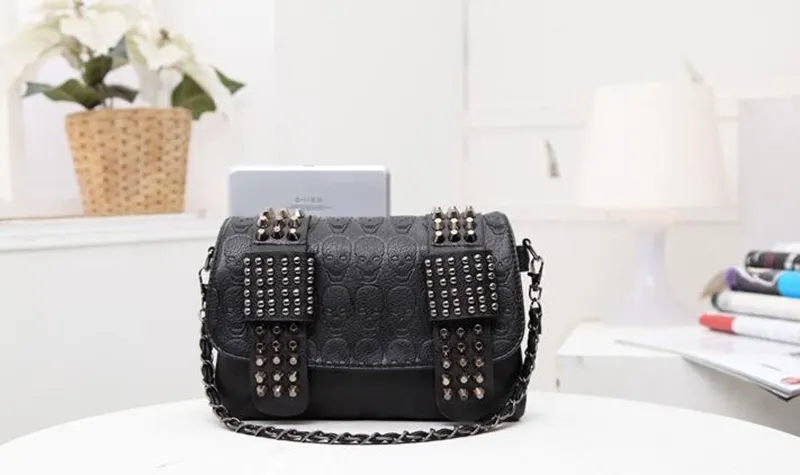 Yogodlns Borsa a tracolla vintage da donna in pelle nera con teschio e rivetti_voghion.com