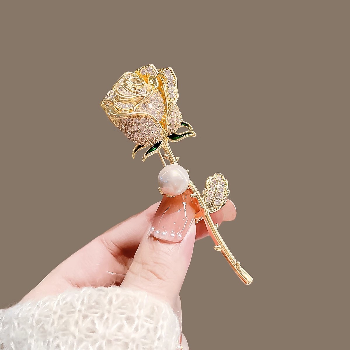 Broche de tulipán de ganchillo de metal con diamantes y perlas en forma de rosa, broche de alta gama, bonito broche de temperamento, accesorio de traje versátil para mujer