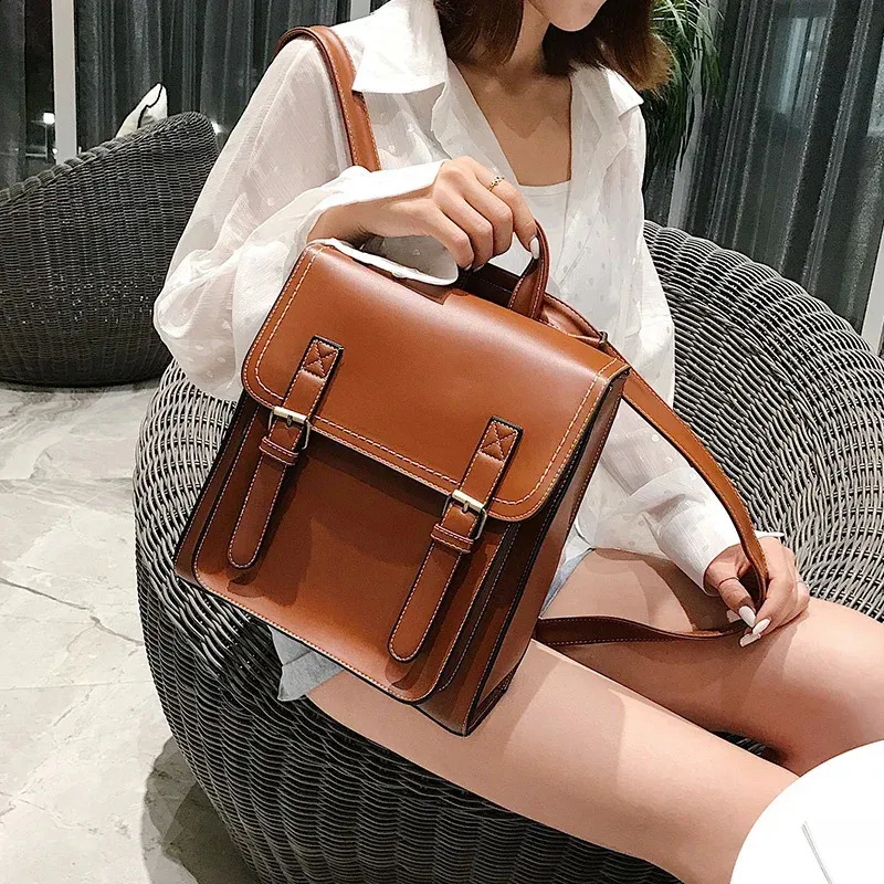 Mochila casual para mujer con bolsillo interior y solapa_voghion.com