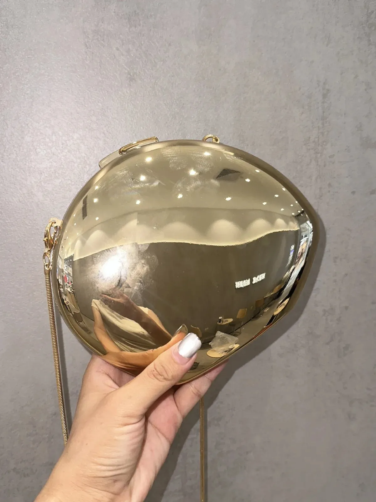 Bolso de mano con forma de concha de metal de nicho, superficie de espejo lisa, plateado y dorado, bonito bolso de mano para fiesta de noche para mujer, venta al por mayor 2024_voghion.com