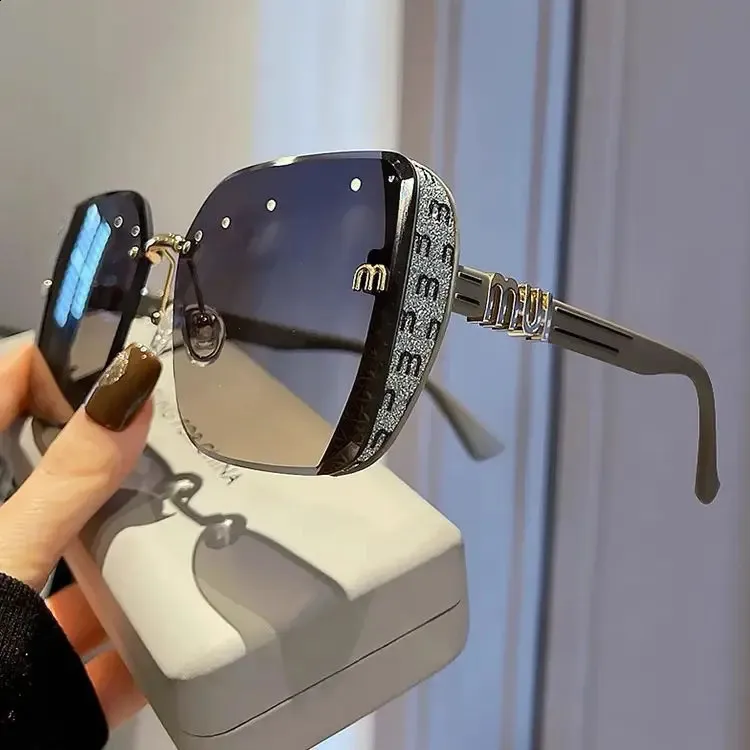 MIU Mode Coola Solglasögon Dam Bokstäver Anti Starkt Ljus Vintage Båglösa Solglasögon Dam Gafas UV400 240812_voghion.com