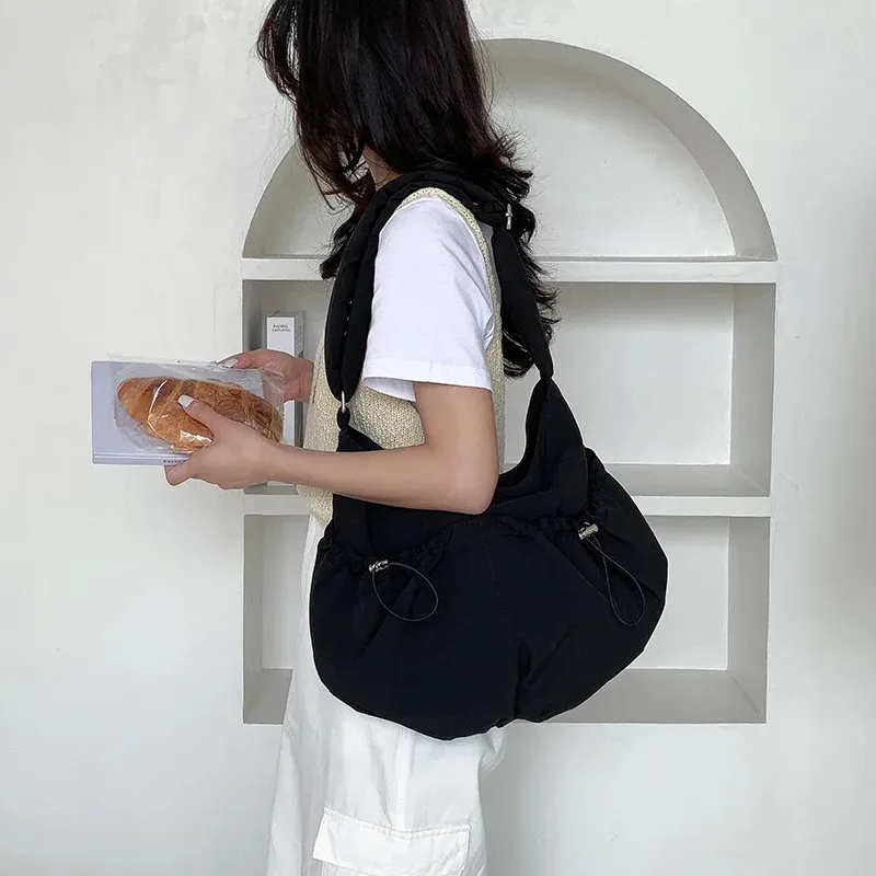 College-Studenten Plissee Casual Niche Koreanische Nylon Große Kapazität Weibliche Crossbody Volltonfarbe Trendy Schulter Tasche_voghion.com