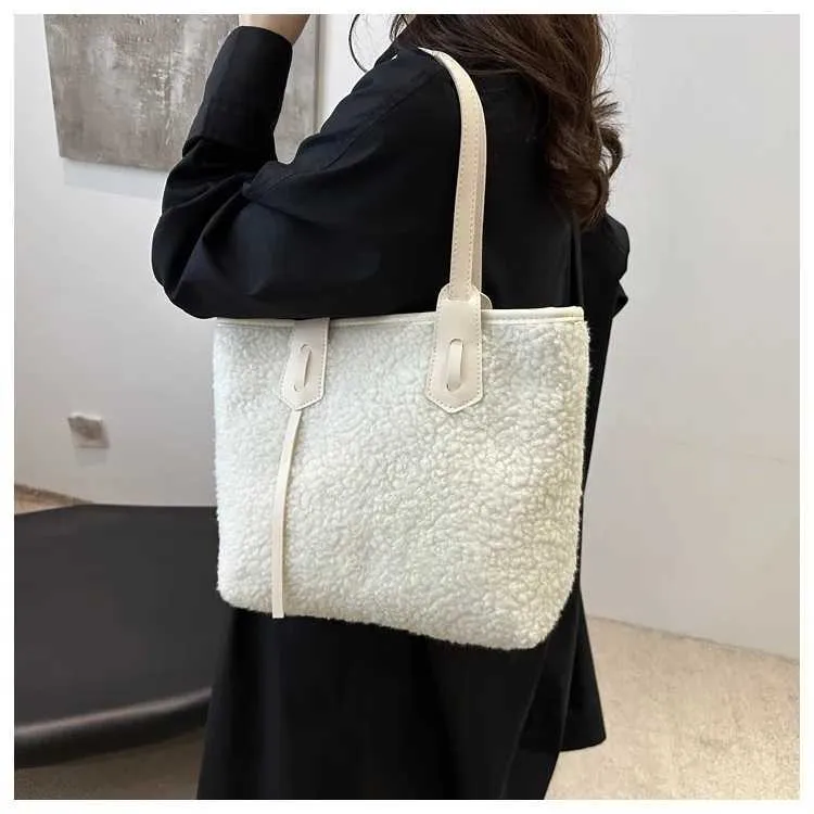 Sac à main en peluche à la mode de grande capacité pour femme, sac à bandoulière polyvalent de couleur unie, décontracté et chaud Y241216_voghion.com