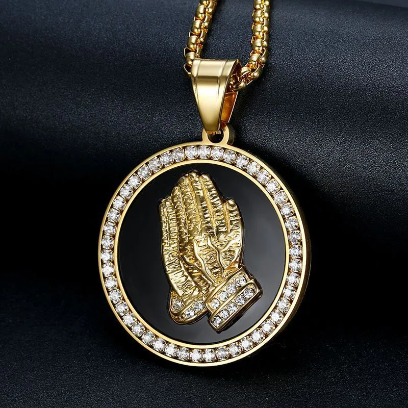 Collana con ciondolo a forma di mani in preghiera retrò hip hop in acciaio inossidabile 316L placcato oro, gioielli religiosi_voghion.com