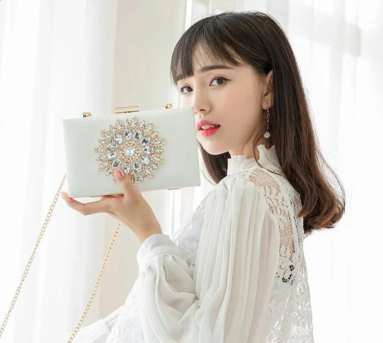 Borsa bianca da sposa pochette da sera da sposa cristallo estate per le donne piccole borse a tracolla 240819_voghion.com