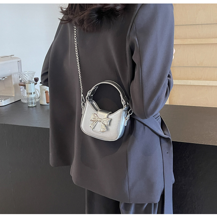 Little girl children's bag, 2024 new retro oily leather handbag, shiny bow chain crossbody bag, little princess mouth red envelope for women_voghion.com