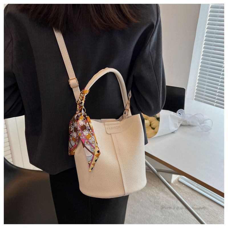 Nuovo per le donne alla moda e di alta qualità sciarpa di seta semplice borsa a tracolla secchiello tenuta a mano_voghion.com