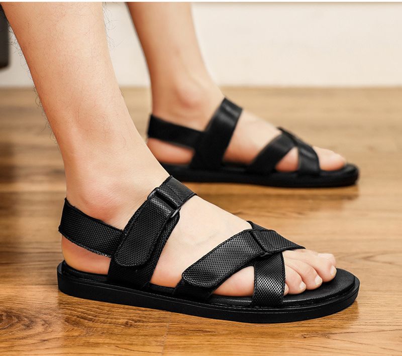 Om sommeren, herresandaler i skinn, sklisikre og luktfrie strandsko, pustende topplag av kuskinn, bruk uformelle sandaler_voghion.com