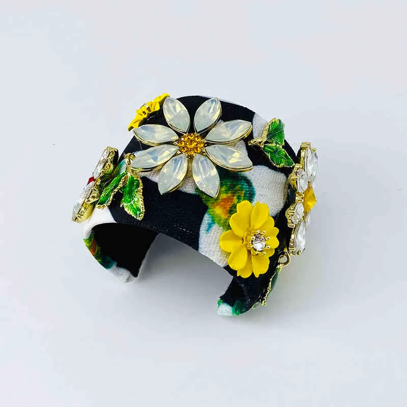 Pulseira de bracelete com berloques barroca e flores strass_voghion.com