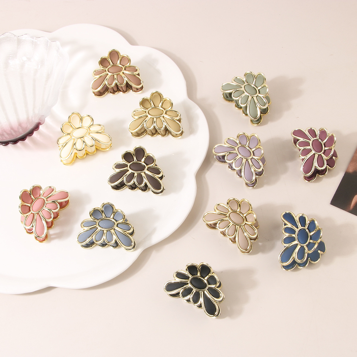 Women's Hair Accessories Hairpin Micro-inlaid Gold-rimmed Hair Clip For Women Simple And Fashionable Back Of The Head Flower Shark Clip Hairpin_voghion.com