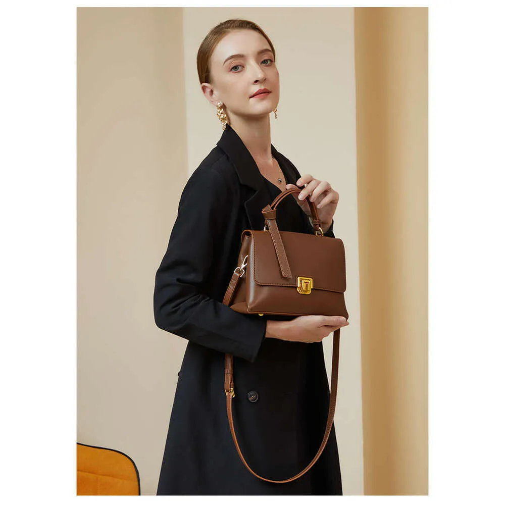 Vintage Women One Shoulder Messenger Fashion Versatile Large Capacity Leather Handbag_voghion.com