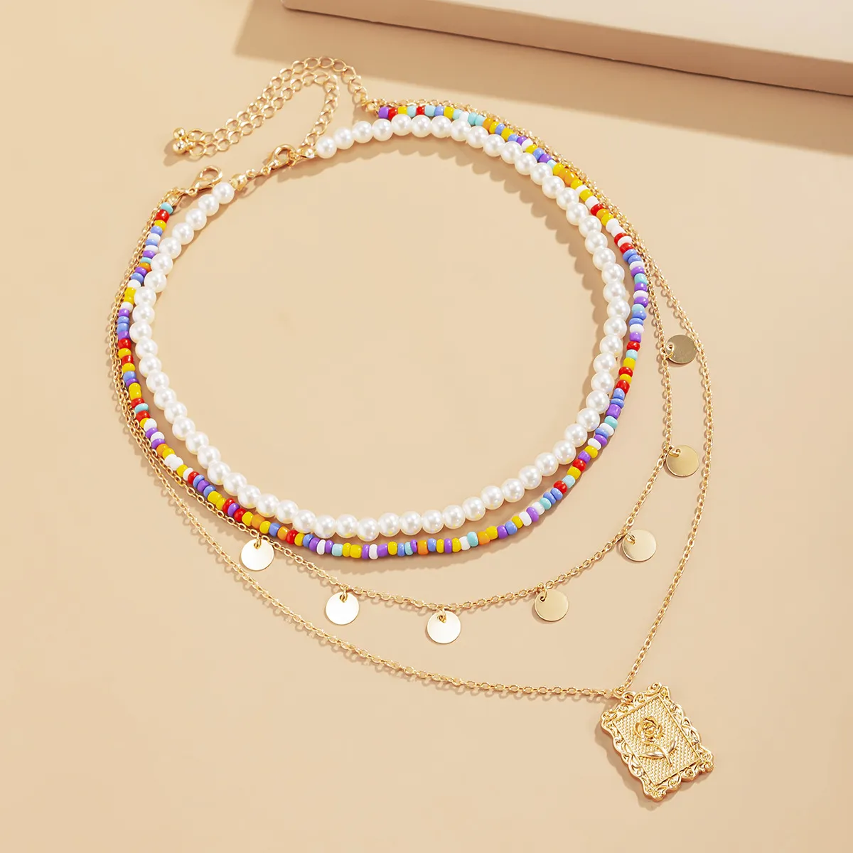 Collane con ciondolo 2022 Collana di perle di perline multistrato colorate vintage per donna Ciondolo in metallo con fiore geometrico in oro_voghion.com