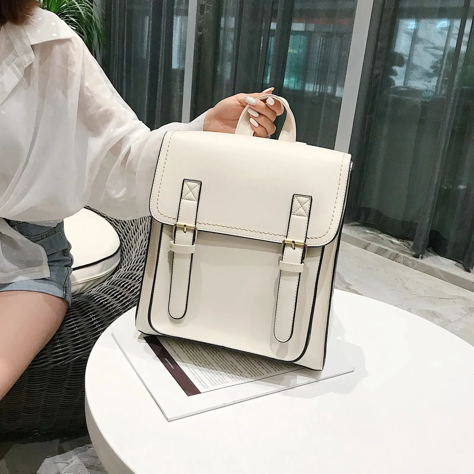 Mochila casual para mujer con bolsillo interior y solapa_voghion.com