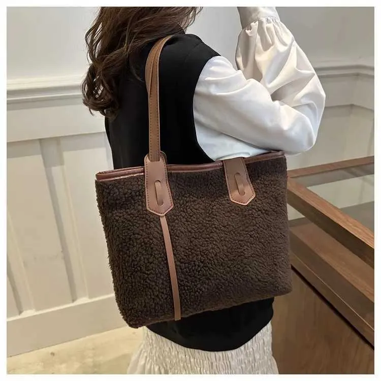 Sac à main en peluche à la mode de grande capacité pour femme, sac à bandoulière polyvalent de couleur unie, décontracté et chaud Y241216_voghion.com
