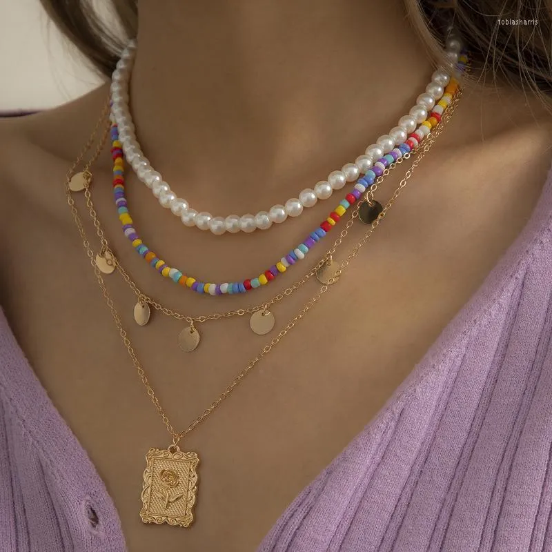 Collane con ciondolo 2022 Collana di perle di perline multistrato colorate vintage per donna Ciondolo in metallo con fiore geometrico in oro_voghion.com