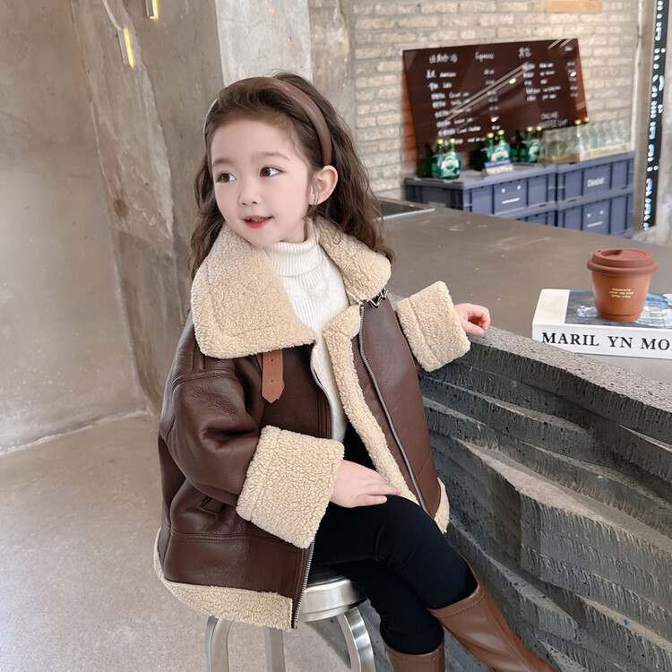 Abrigo de piel gruesa nuevo para niñas Mother & Kids 2024 con el mismo bolso elegante, cuero sin lavar, abrigo de cuero de alta moda