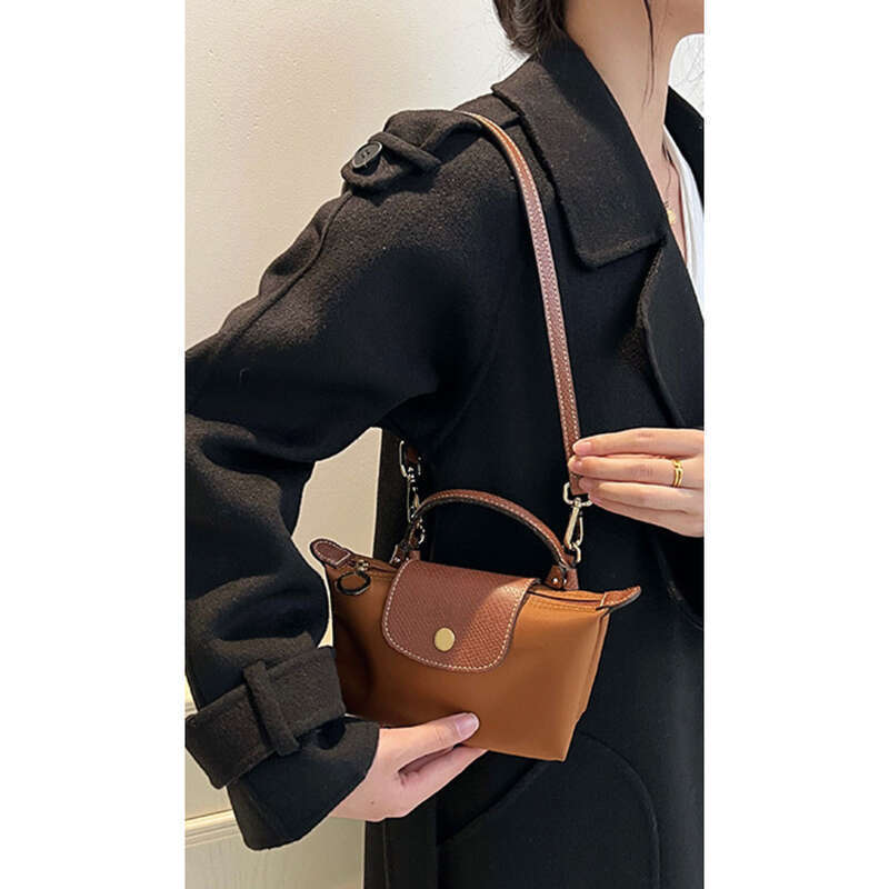 Mit langem, lochfreiem, modifiziertem Unterarmgurt für die Schultertasche_voghion.com