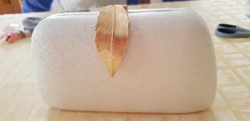 Bolsa de mão de cetim branco com fivela de folha de metal para mulheres 24 Moda feminina Bolsa de festa para bolsas de noiva_voghion.com