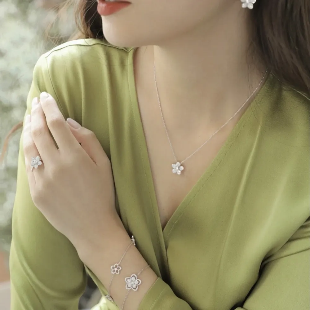 Sterling Silver Five-petal Flower Necklace With Zircon For Her_voghion.com