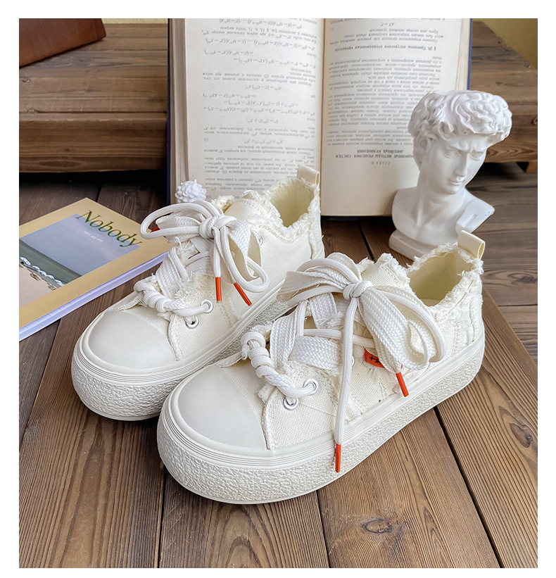 Baikuang 2024 Nouvelles petites chaussures blanches pour femmes, chaussures de planche polyvalentes en toile à bords irréguliers, chaussures chics_voghion.com