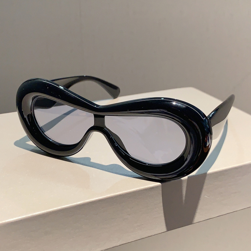 Lunettes de soleil une pièce personnalisées à large bord, nouveau style de vente à chaud, lunettes de soleil photo de rue à la mode et à la mode_voghion.com