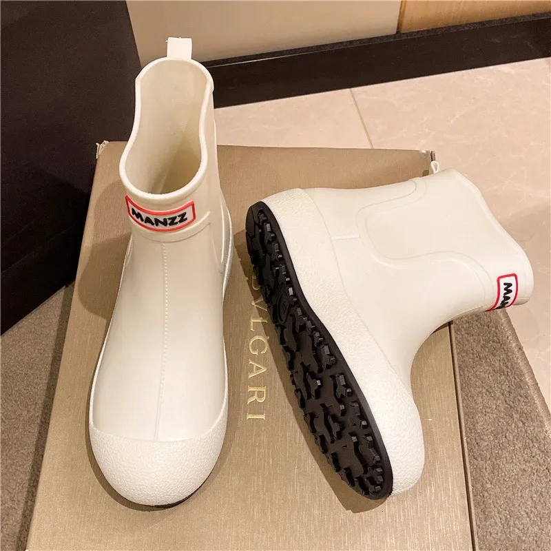 Solide Herrenmode Regenstiefel Gummi Casual Ankle Bootie Rutschfeste Watschuhe für Damen Warme Regenschuhe zum Spazierengehen auf der Straße 2_voghion.com