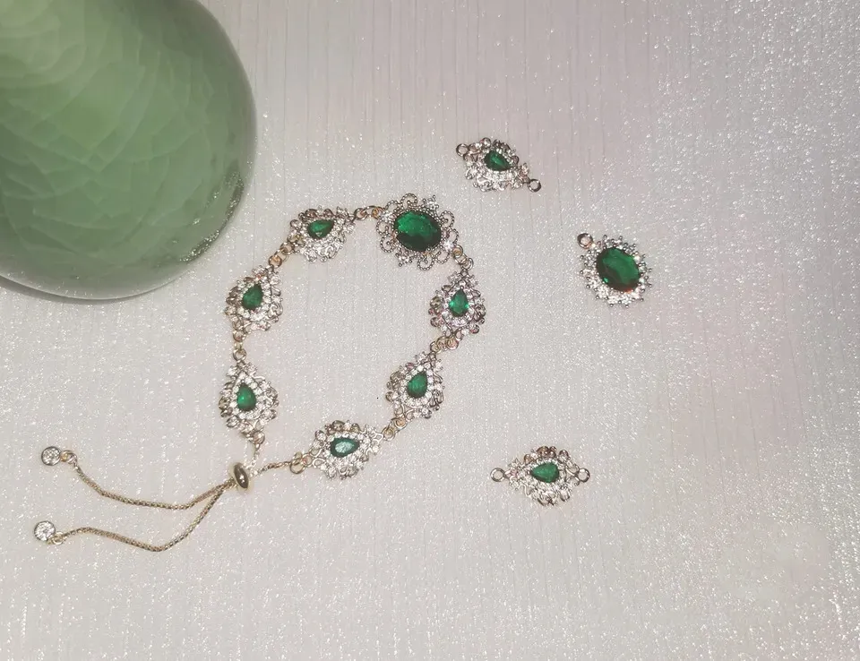 Custom zumiao green zircon woman bracelet european court jewelry 240710_voghion.com