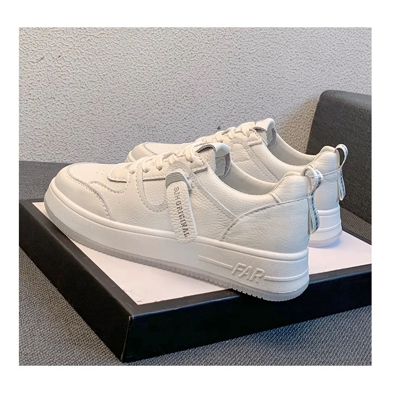 Scarpe sportive casual versatili, con fondo piatto e basso taglio in vera pelle e rete per traspirabilità e comfort._voghion.com