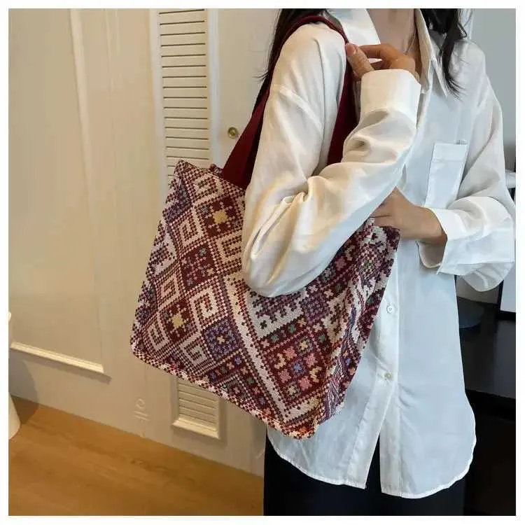 Sac à main en toile rouge de grande capacité de style ethnique 2024 pour femmes, tissé à la main, à une épaule, ins241218_voghion.com