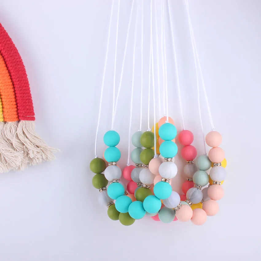 Colar de amamentação de silicone com correntes de madeira com cordão de nylon acetinado e fecho de segurança para amamentação, preto e branco_voghion.com