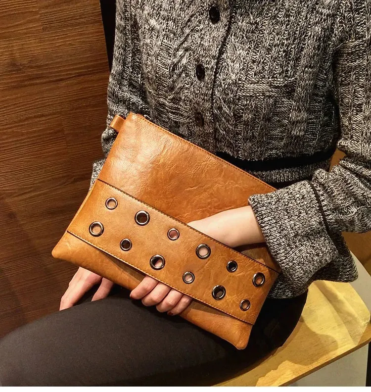 Pochette envelope con borchie borsa a tracolla borsa a spalla_voghion.com