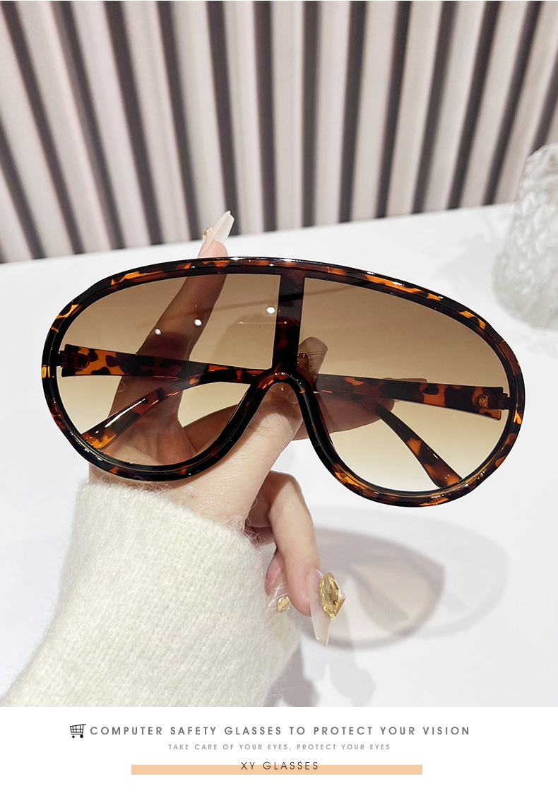 Ochelari de soare la modă cu protecție integrată pentru ochi, cu lentilă conectată și ecran personalizat pentru primăvara 2024_voghion.com