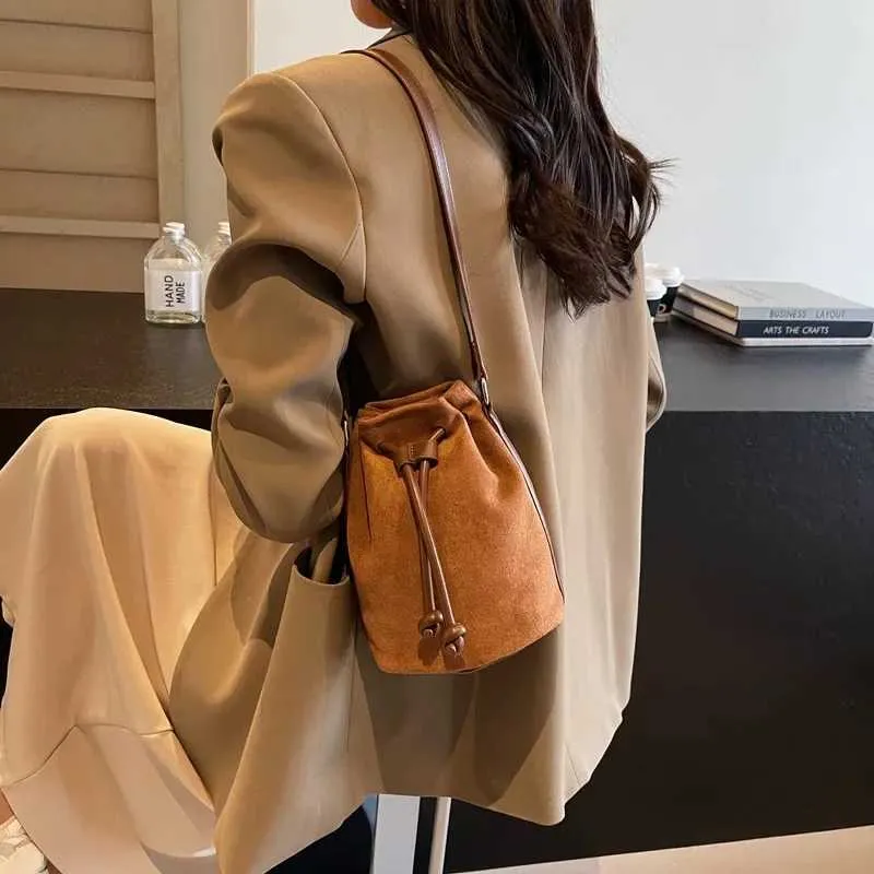 Borsa a tracolla piccola in pelle scamosciata Drstring marrone scuroC241217_voghion.com