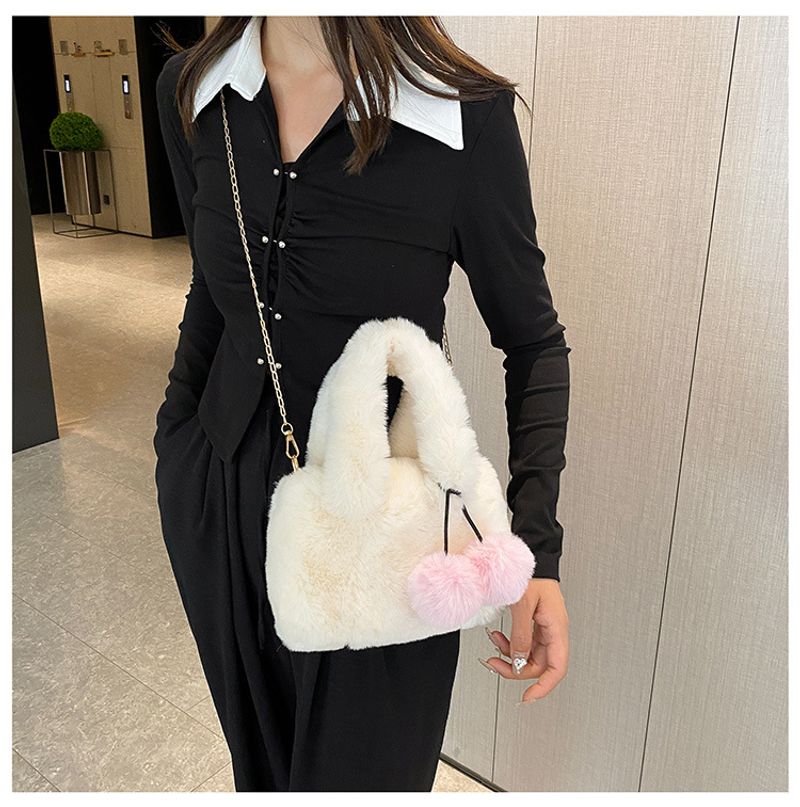 Süße Handtasche in koreanischer Version 2023, neues Nischendesign, tragbare Umhängetasche mit Plüschkette_voghion.com