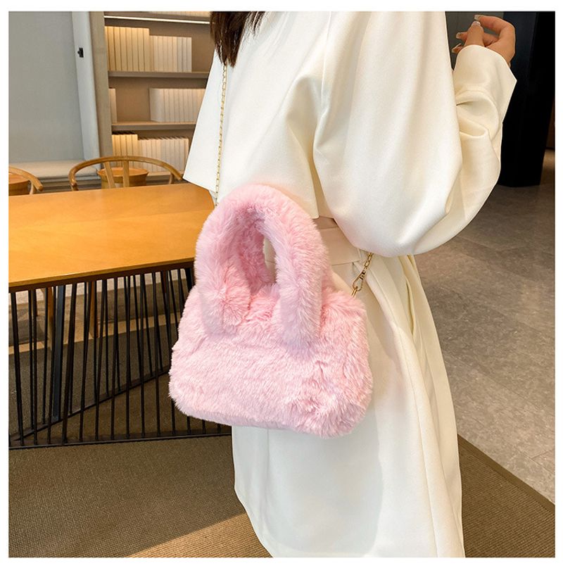 Süße Handtasche in koreanischer Version 2023, neues Nischendesign, tragbare Umhängetasche mit Plüschkette_voghion.com