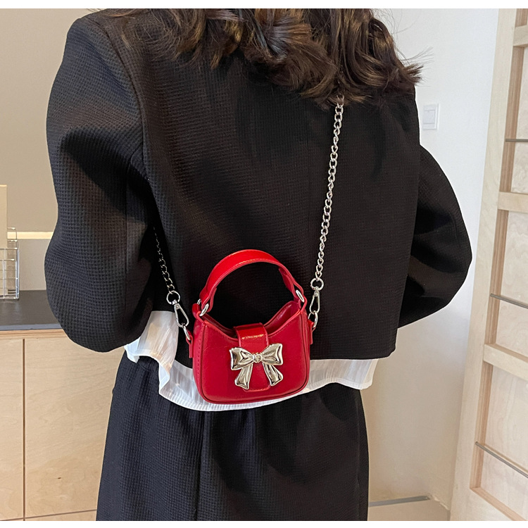 Little girl children's bag, 2024 new retro oily leather handbag, shiny bow chain crossbody bag, little princess mouth red envelope for women_voghion.com