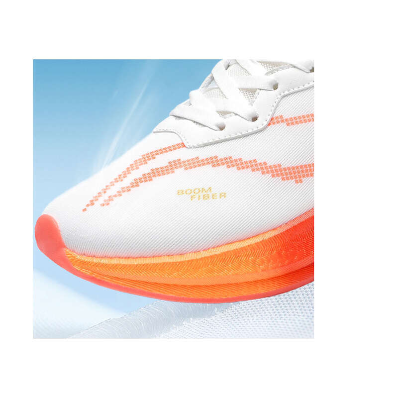 Principale Un paio di scarpe da corsa con membrane in gomma antideflagranti e piastre in carbonio._voghion.com