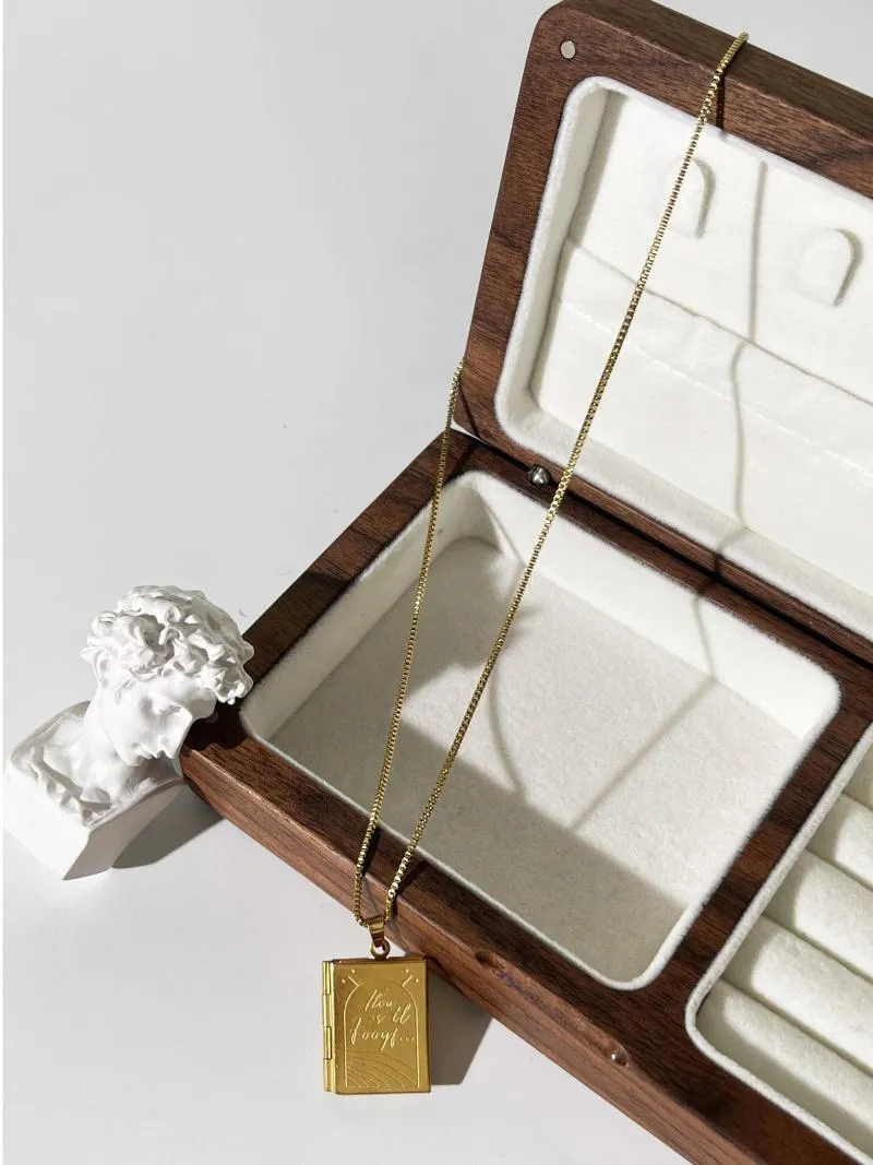 Hangerkettingen Peri'sbox Roestvrij staal Goud PVD verguld Gegraveerd boek Medaillon ketting Po Afstudeercadeaus_voghion.com