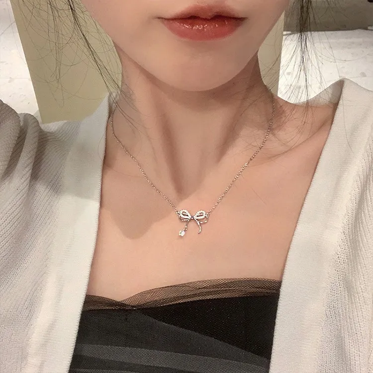 Chains Color Galaxy Pearl Necklace Female Butterfly Indifferent Light Flash Diamond Niche Clavicle Chain_voghion.com