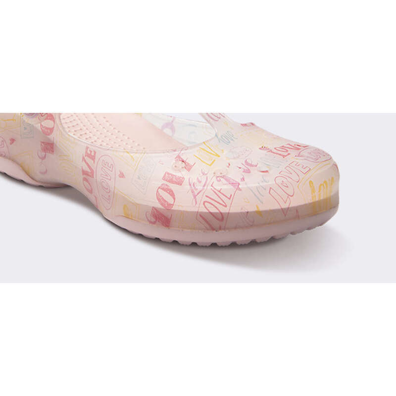 Strand im Sommer, im Freien mit einer perforierten Hacke, Gartenhacke für Frauen,_voghion.com