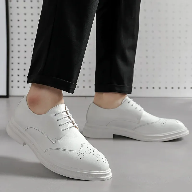 Nieuwe heren Britse herenmode Witte formele brogues schoenen Herenjurk Bruiloft Prom Thuiskomst Sapato Sociaal Mascuo_voghion.com