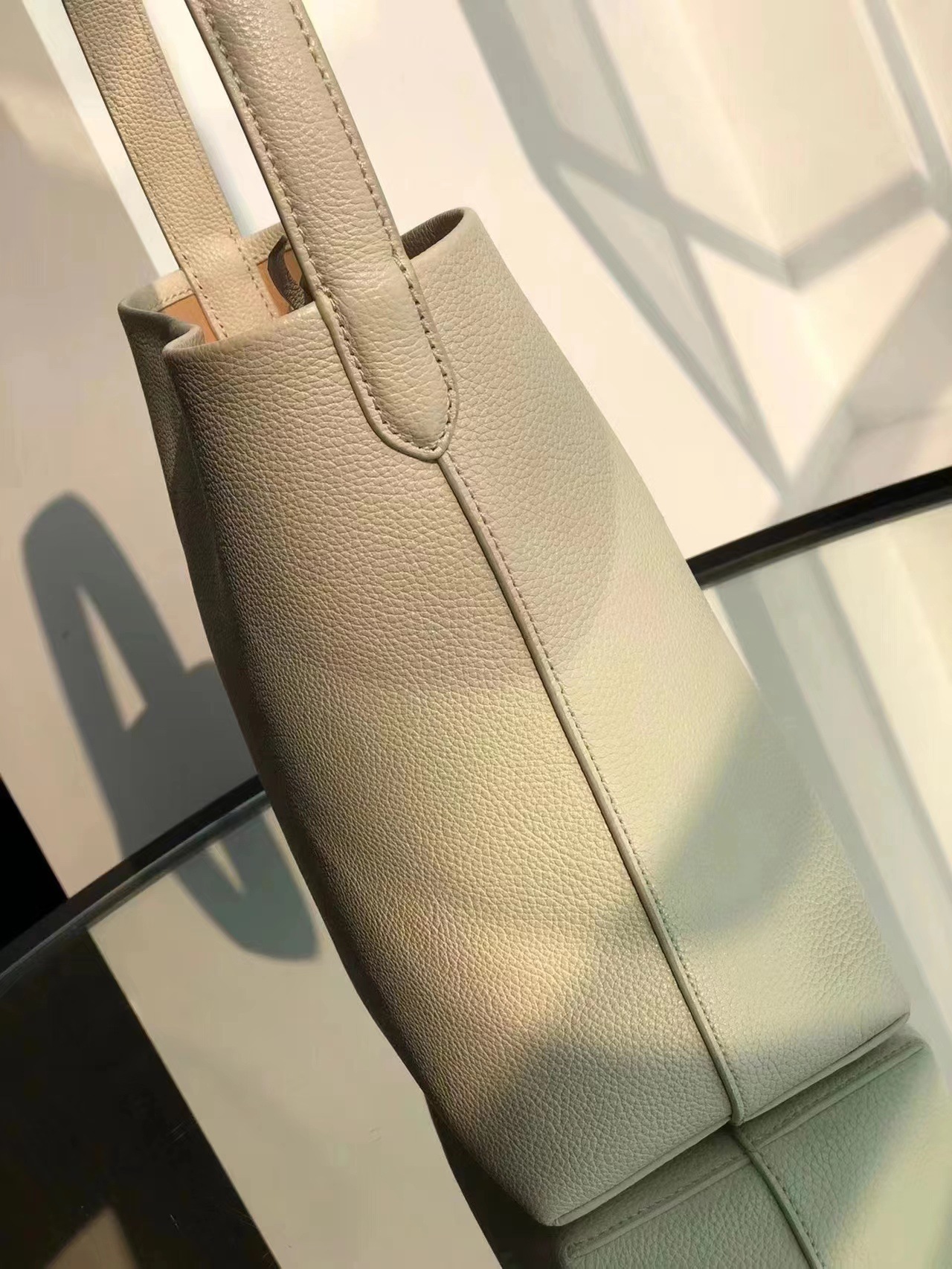The Row, fascia media a secchiello in vera pelle con pelle di vacchetta per l'autunno inverno, borsa tote di piccola e grande capacità_voghion.com